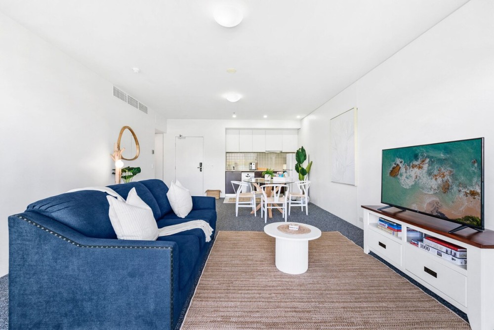 Luxe Waterfront I Sofa Bed I Pool, Gym & Sauna — photo 2