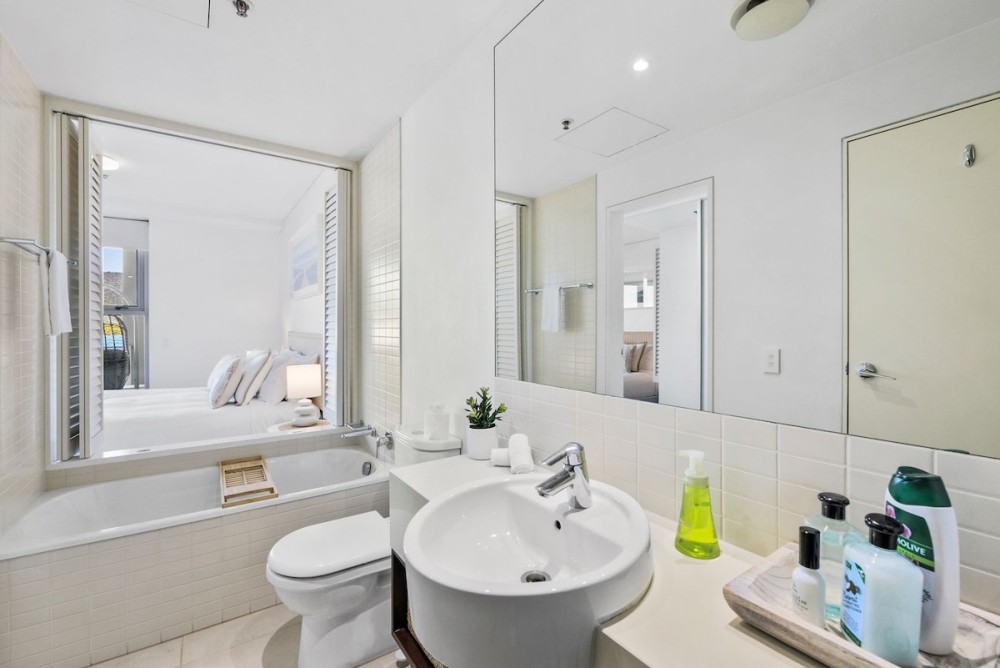 Luxe Waterfront I Sofa Bed I Pool, Gym & Sauna — photo 9
