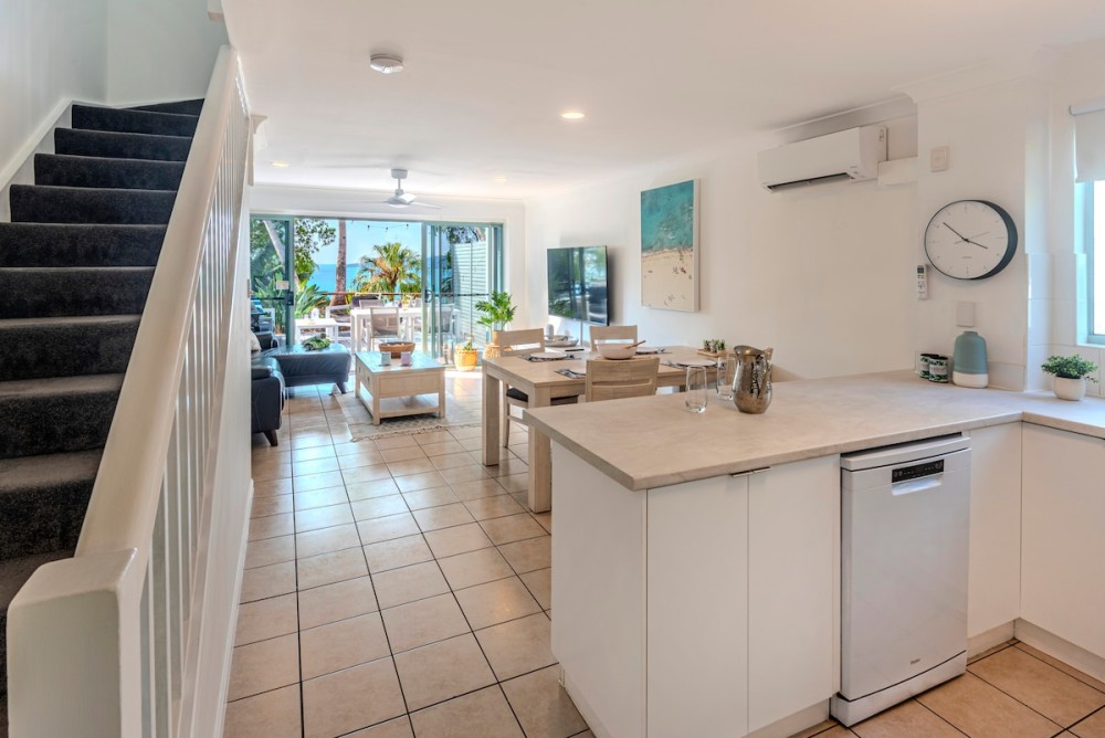 Sunset Waters 12 on Hamilton Island by HamoRent — photo 4