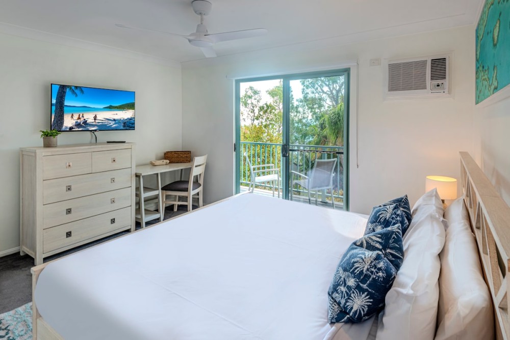 Sunset Waters 12 on Hamilton Island by HamoRent — photo 9