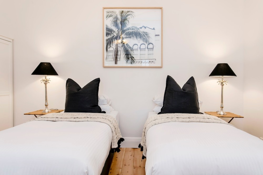 Oasis - Luxe living, with pool / walk to cafes — photo 28
