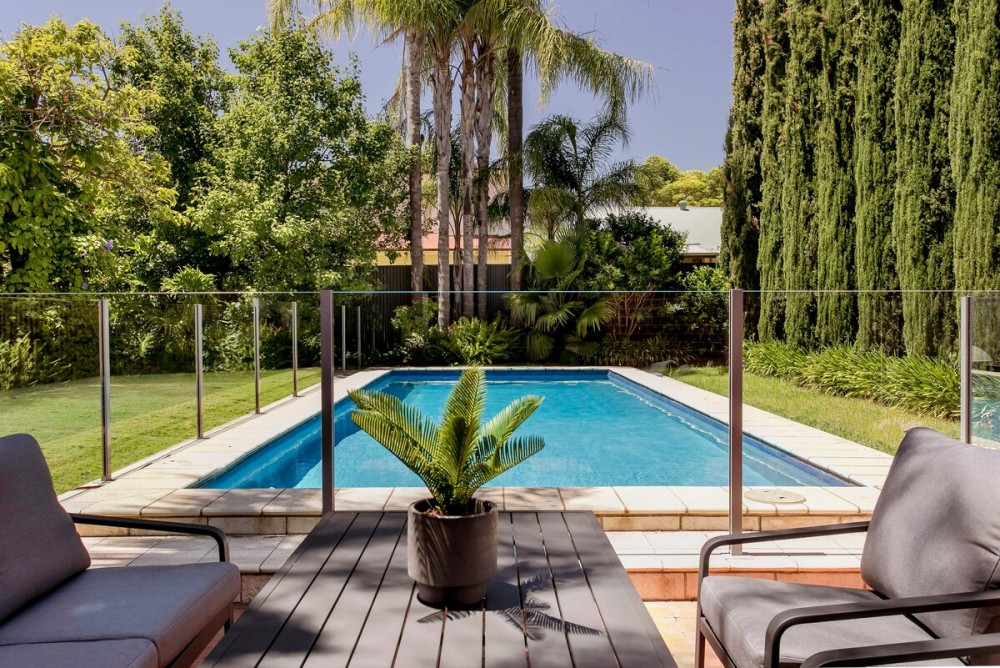 Oasis - Luxe living, with pool / walk to cafes — photo 44