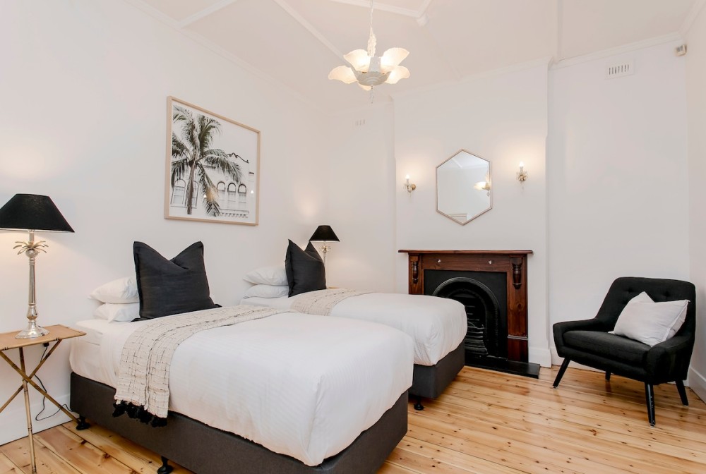 Oasis - Luxe living, with pool / walk to cafes — photo 25