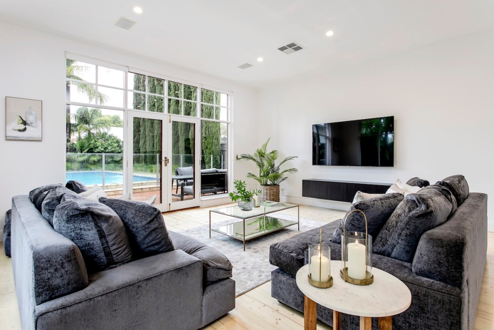 Oasis - Luxe living, with pool / walk to cafes — photo 1