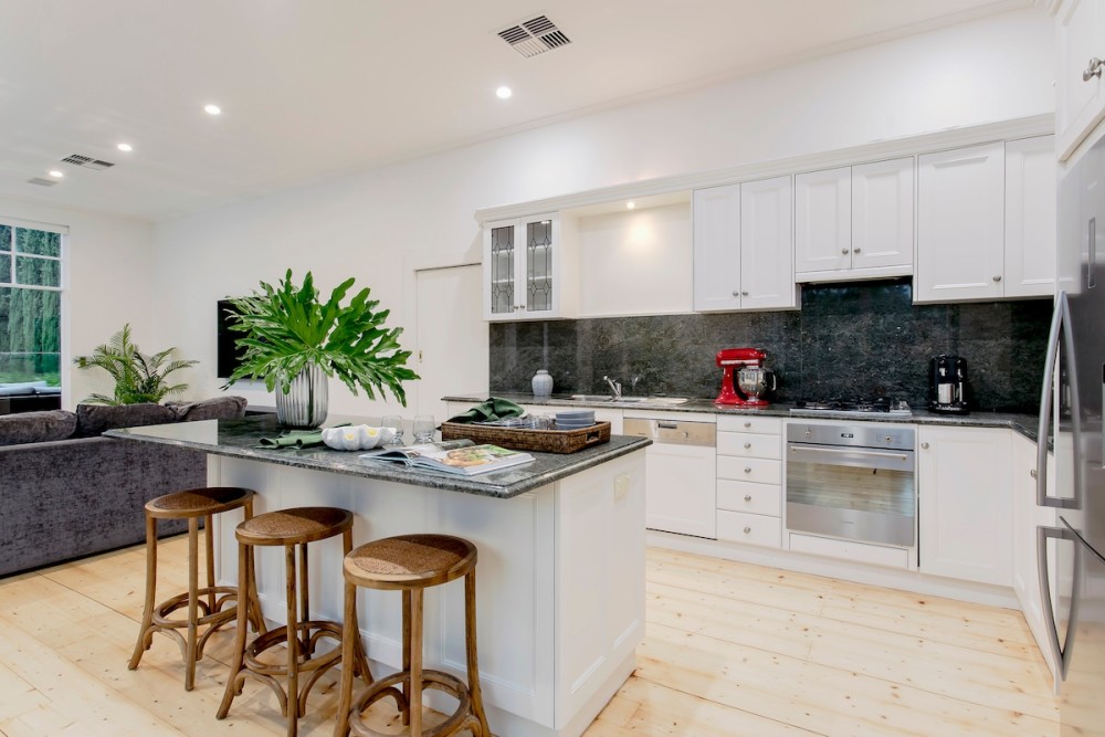 Oasis - Luxe living, with pool / walk to cafes — photo 8