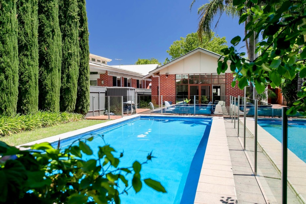 Oasis - Luxe living, with pool / walk to cafes — photo 35