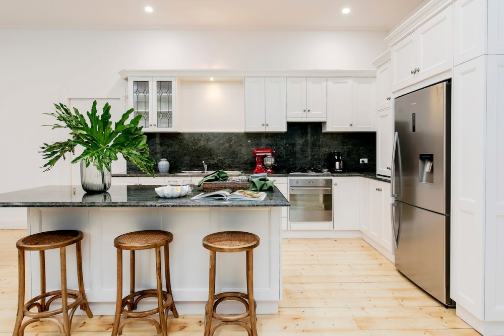 Oasis - Luxe living, with pool / walk to cafes — photo 7