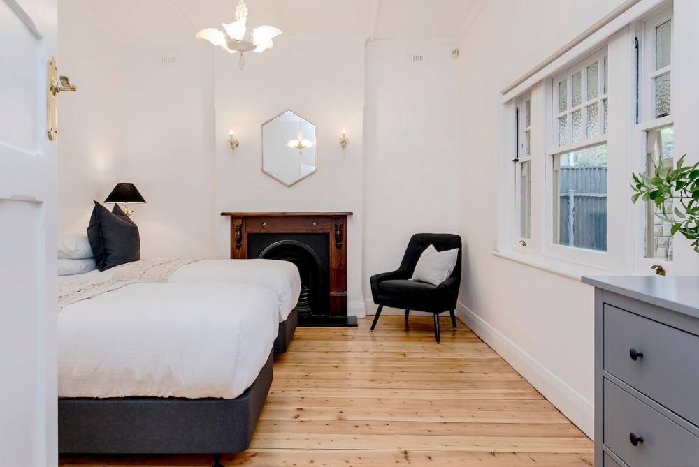 Oasis - Luxe living, with pool / walk to cafes — photo 27