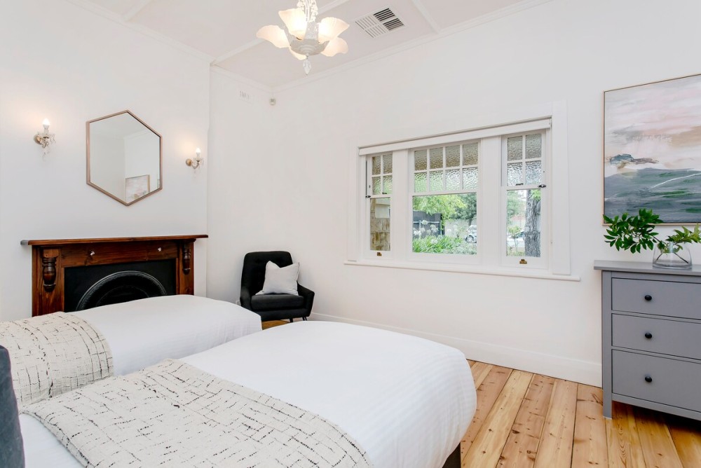 Oasis - Luxe living, with pool / walk to cafes — photo 29