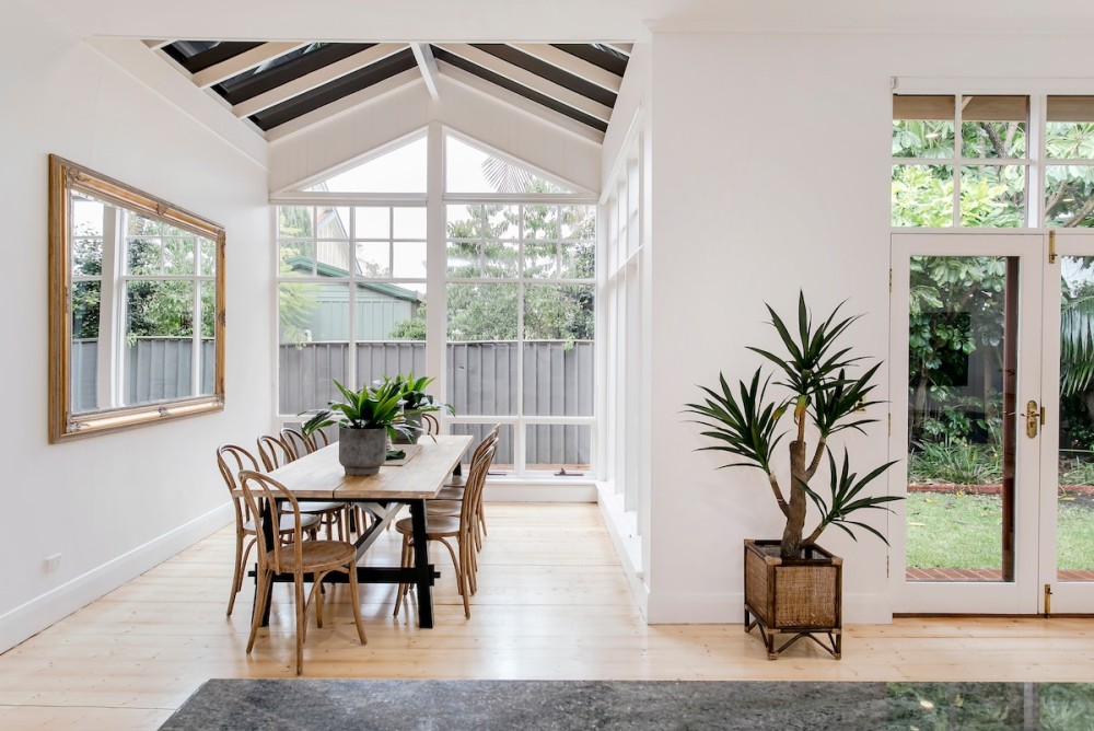 Oasis - Luxe living, with pool / walk to cafes — photo 16
