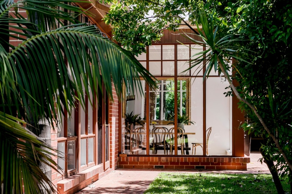 Oasis - Luxe living, with pool / walk to cafes — photo 34
