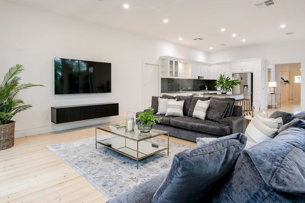 Oasis - Luxe living, with pool / walk to cafes — photo 3