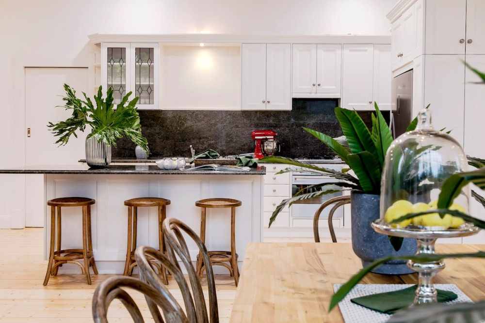 Oasis - Luxe living, with pool / walk to cafes — photo 13