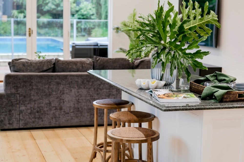 Oasis - Luxe living, with pool / walk to cafes — photo 10