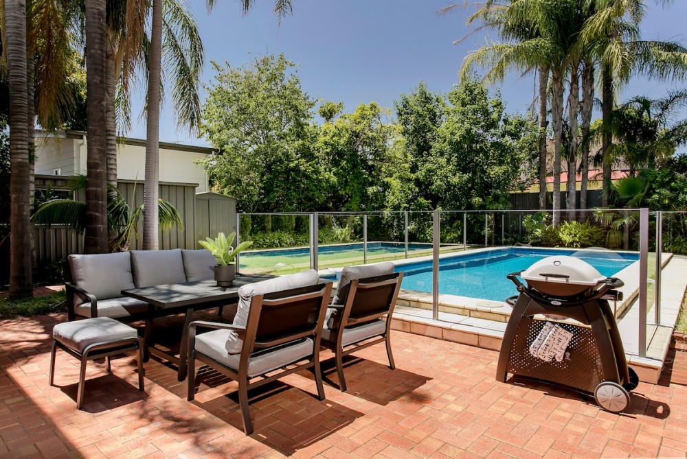 Oasis - Luxe living, with pool / walk to cafes — photo 37