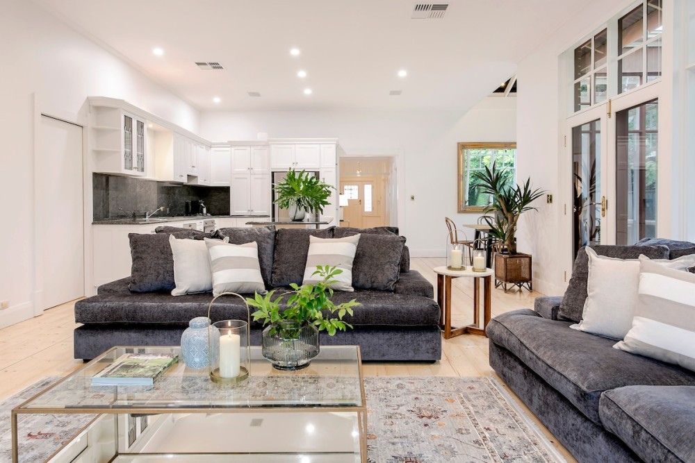 Oasis - Luxe living, with pool / walk to cafes — photo 2