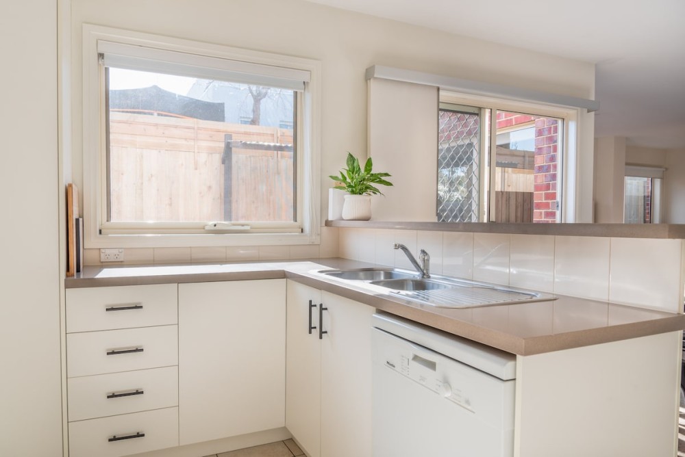 Stylish townhouse retreat, near Geelong Pako shops — photo 18