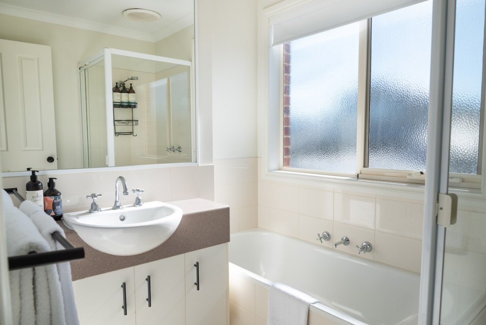Stylish townhouse retreat, near Geelong Pako shops — photo 19