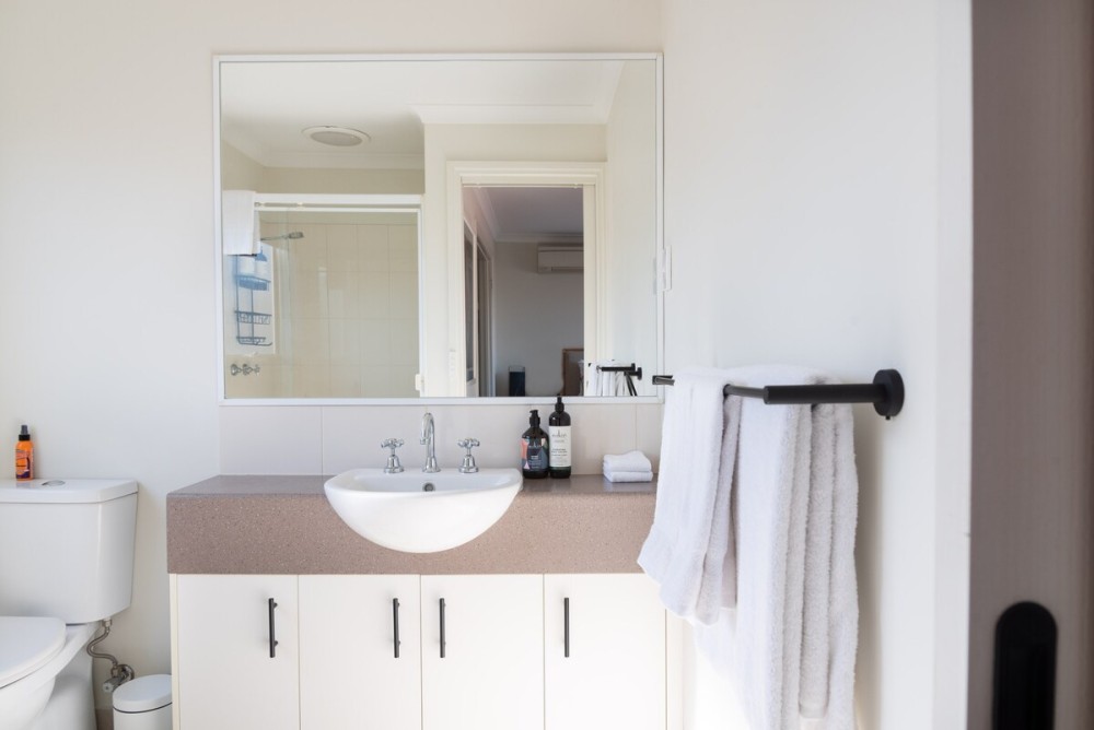 Stylish townhouse retreat, near Geelong Pako shops — photo 11