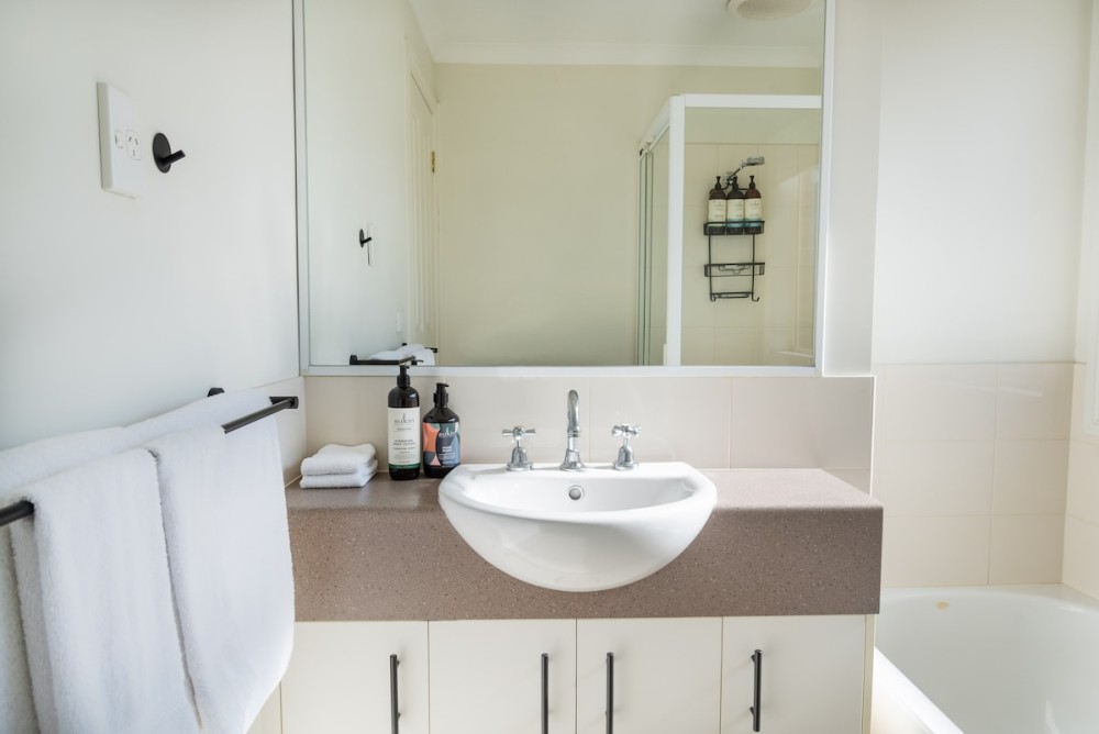 Stylish townhouse retreat, near Geelong Pako shops — photo 21