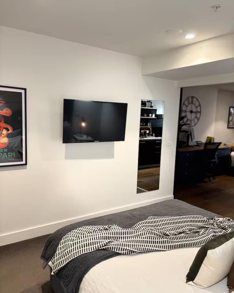 Centrally located 1-bedroom unit with balcony — photo 27
