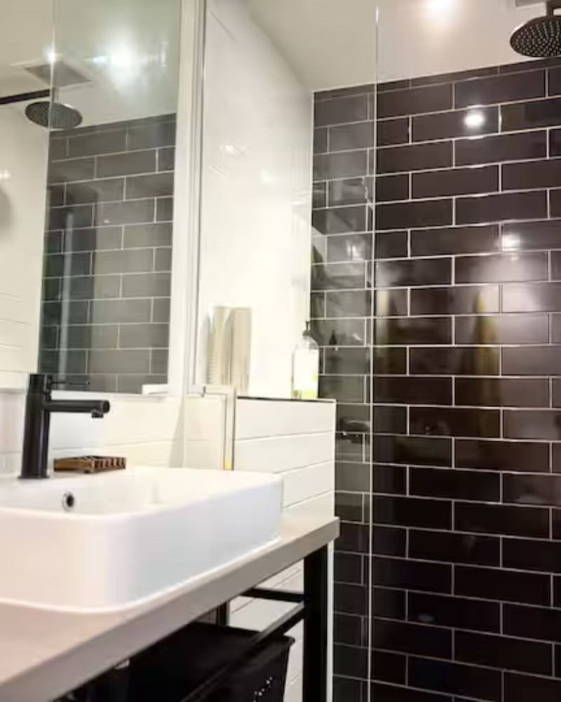 Centrally located 1-bedroom unit with balcony — photo 46