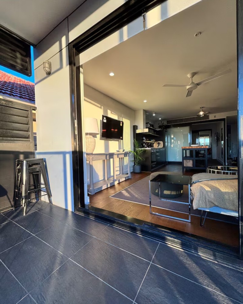 Centrally located 1-bedroom unit with balcony — photo 60
