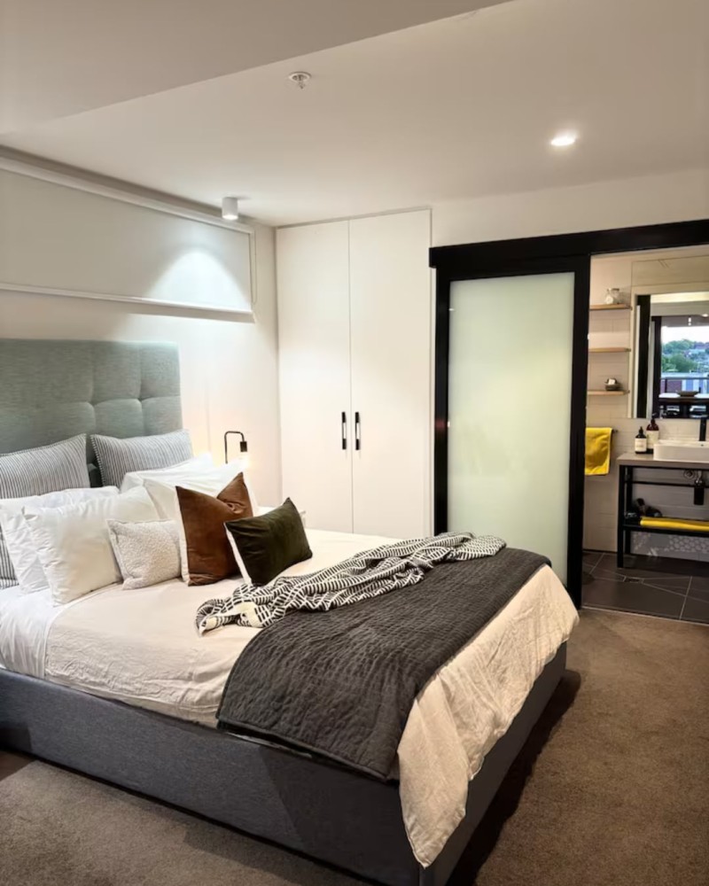 Centrally located 1-bedroom unit with balcony — photo 19