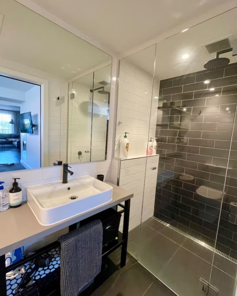 Centrally located 1-bedroom unit with balcony — photo 40