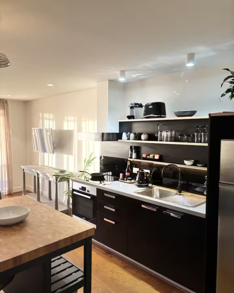 Centrally located 1-bedroom unit with balcony — photo 14