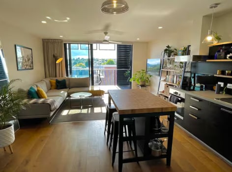 Centrally located 1-bedroom unit with balcony — photo 17