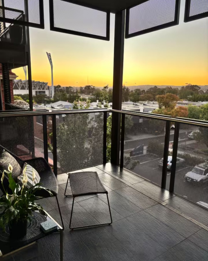 Centrally located 1-bedroom unit with balcony — photo 53