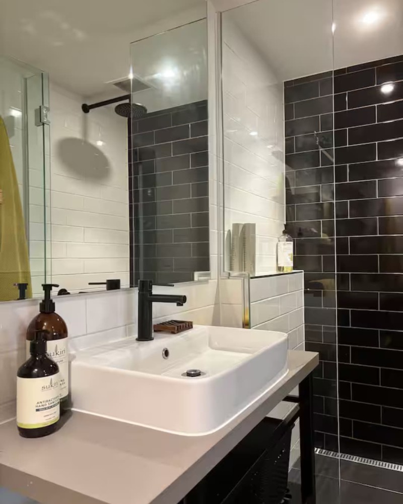 Centrally located 1-bedroom unit with balcony — photo 33