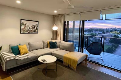 Centrally located 1-bedroom unit with balcony — photo 1