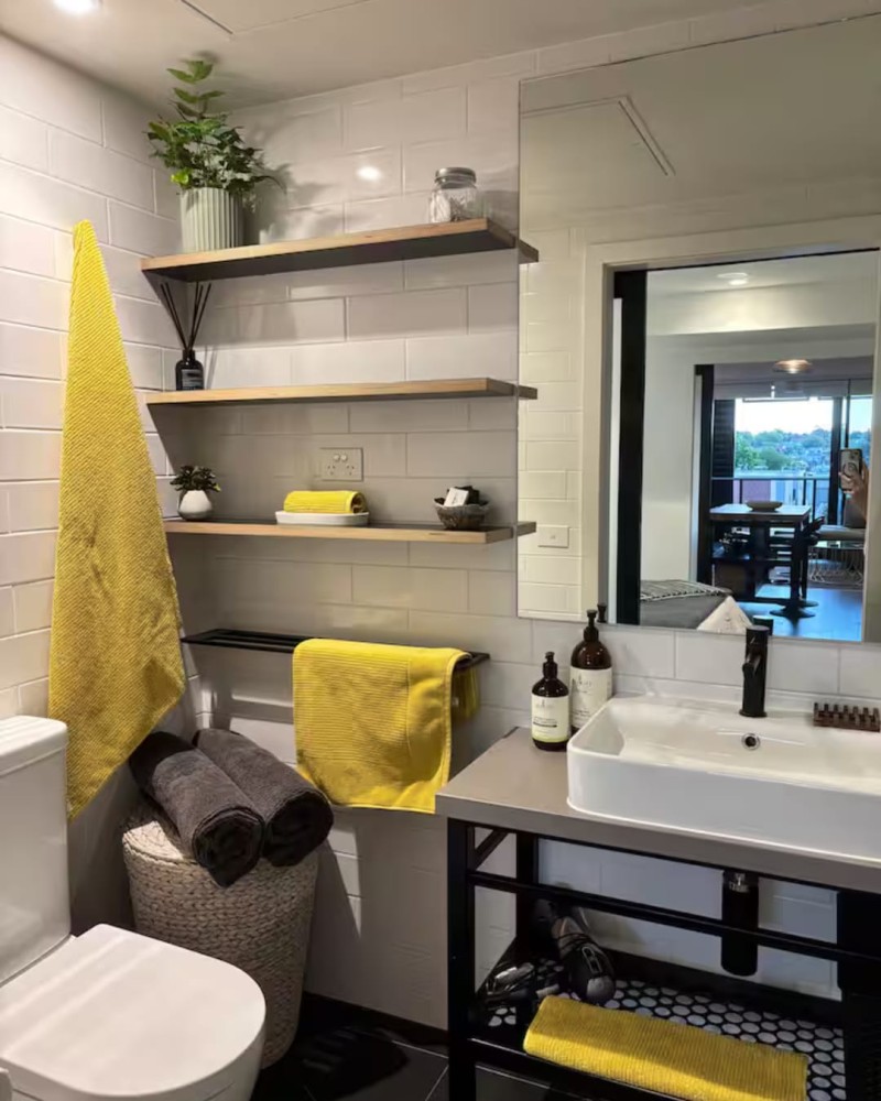 Centrally located 1-bedroom unit with balcony — photo 32