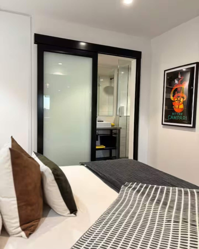 Centrally located 1-bedroom unit with balcony — photo 29