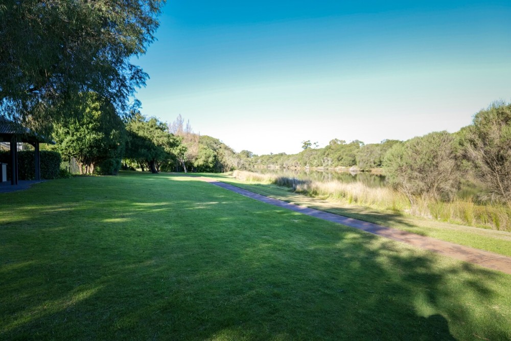 Beachside Villa Retreat - Resort Style Quindalup — photo 33