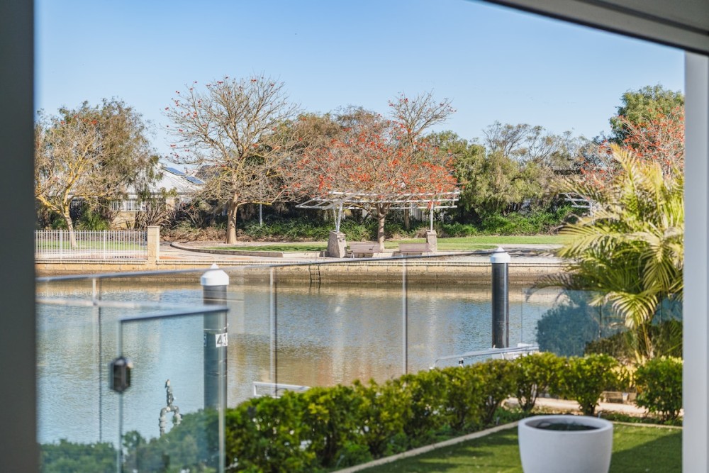 Canal Living with a Private Jetty — photo 23
