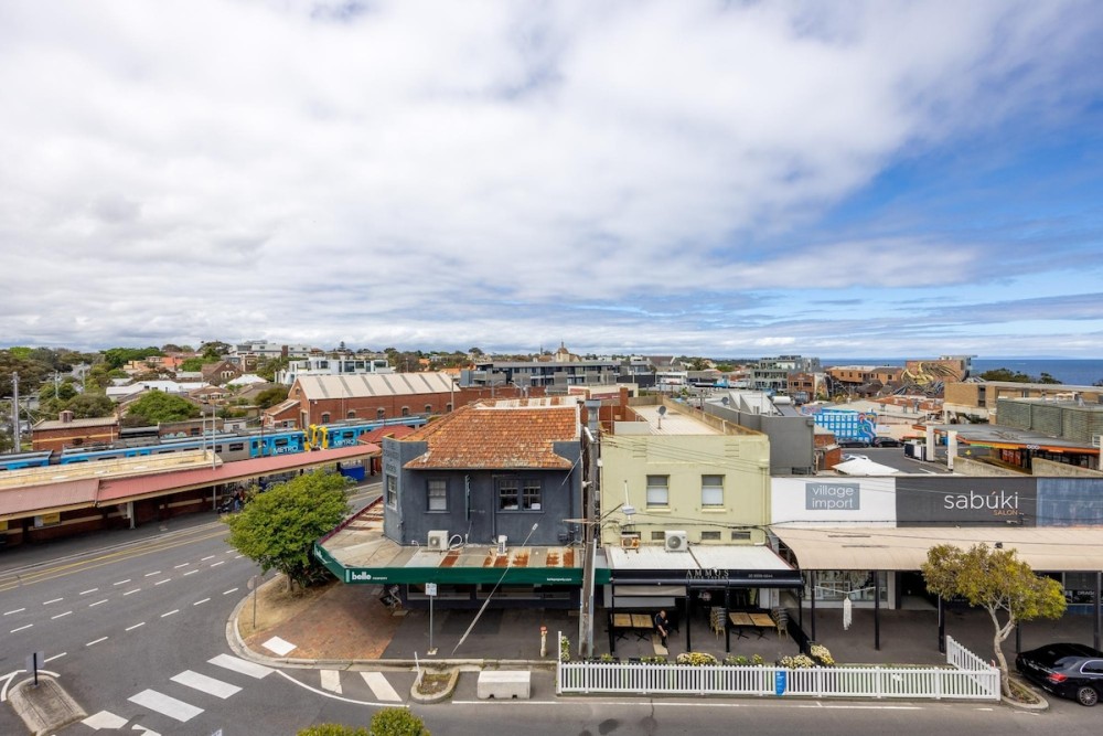 Sandy@Village - newly renovated + bay views. — photo 21