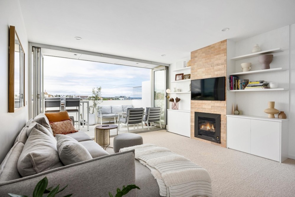 Sandy@Village - newly renovated + bay views. — photo 1