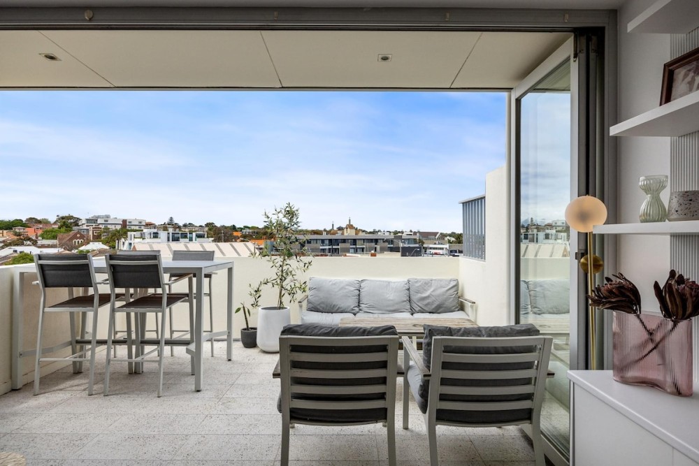 Sandy@Village - newly renovated + bay views. — photo 16