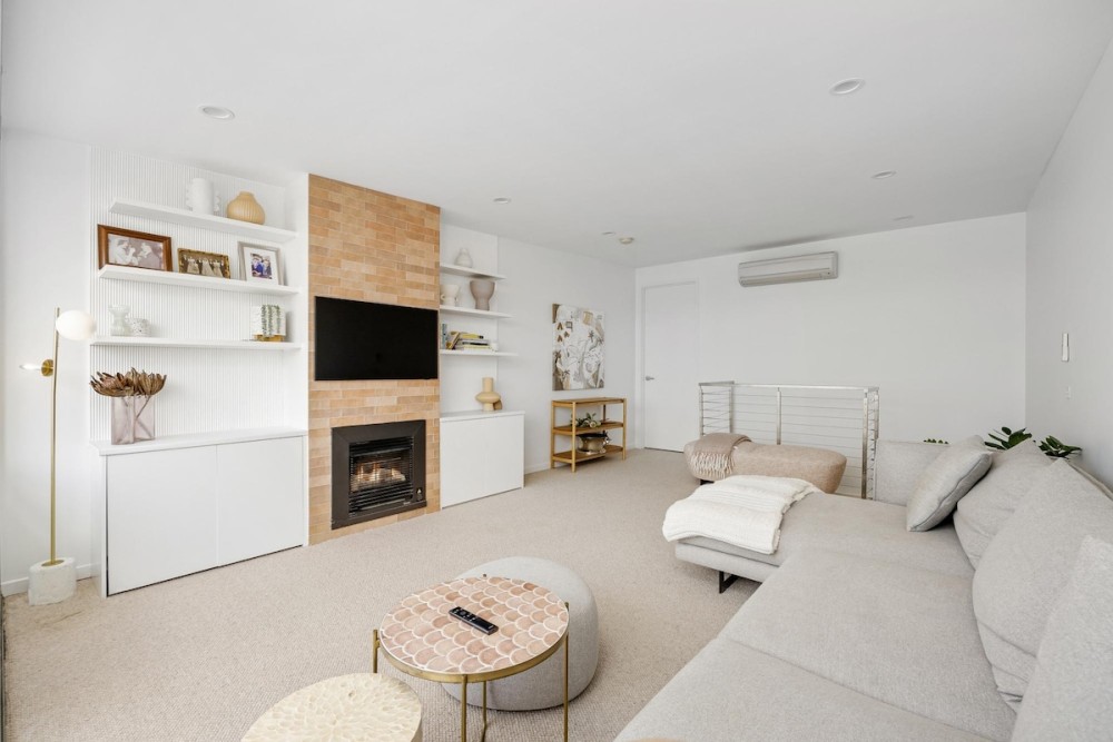 Sandy@Village - newly renovated + bay views. — photo 2
