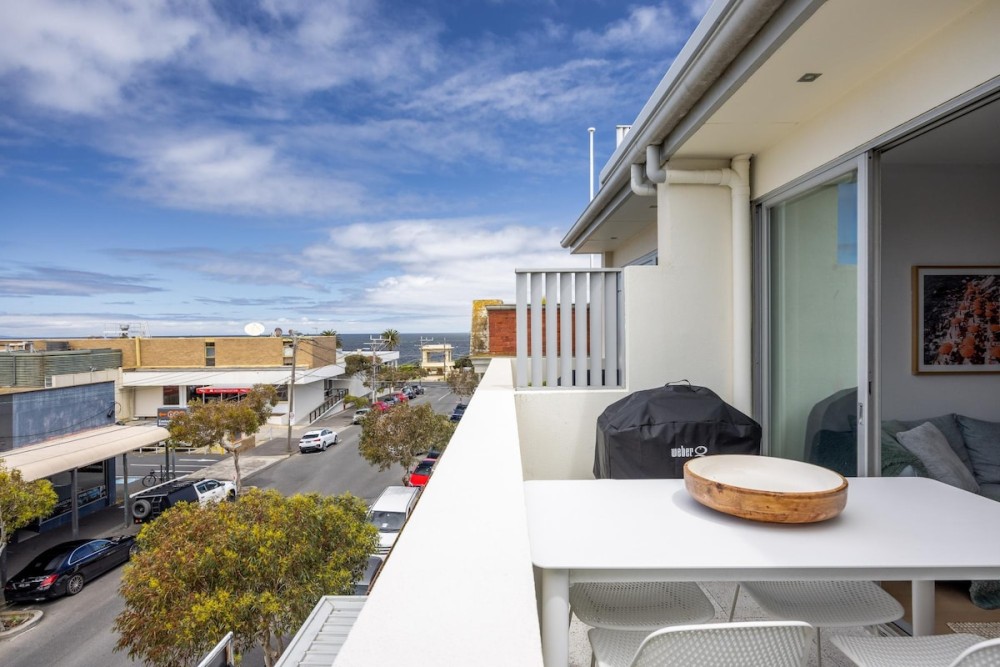 Sandy@Village - newly renovated + bay views. — photo 18