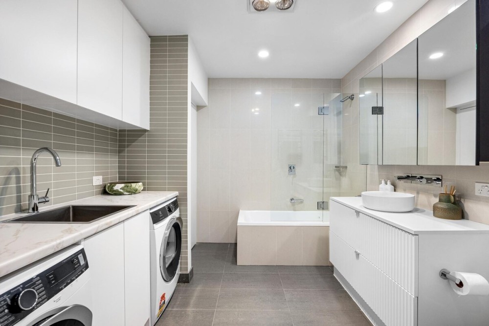Sandy@Village - newly renovated + bay views. — photo 13