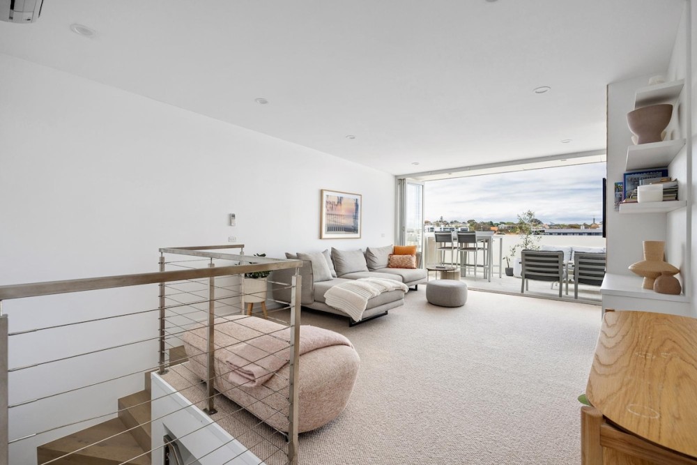 Sandy@Village - newly renovated + bay views. — photo 3