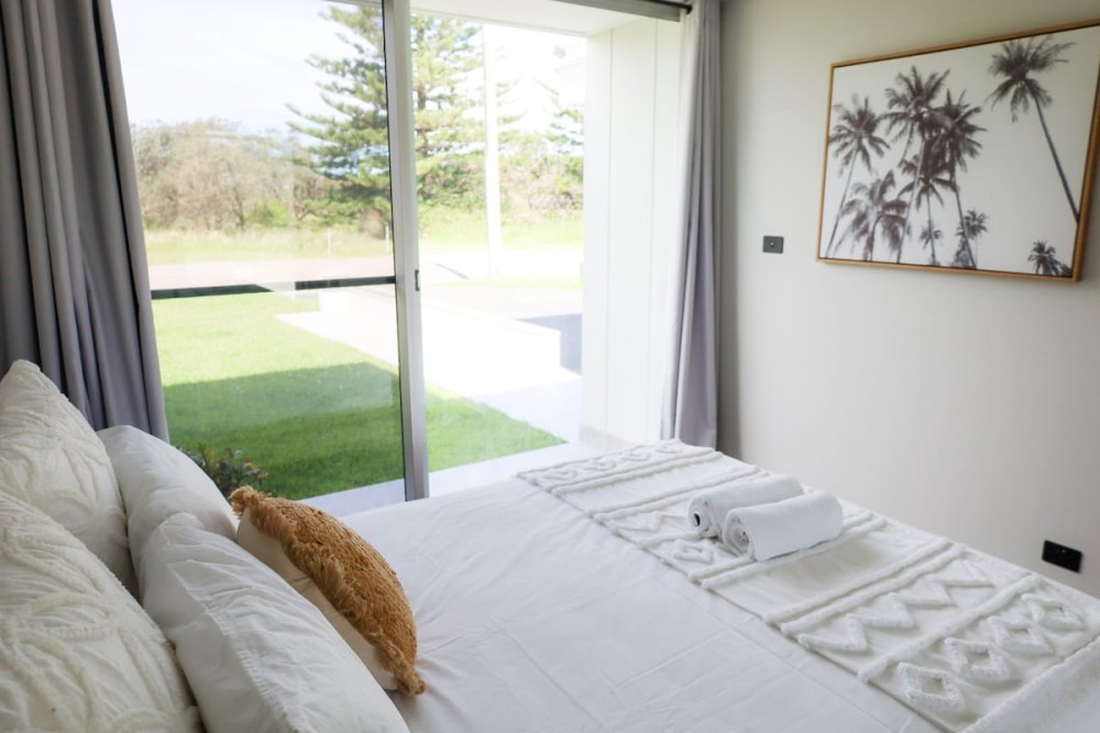 Coastal luxury, walk to beach! — photo 22