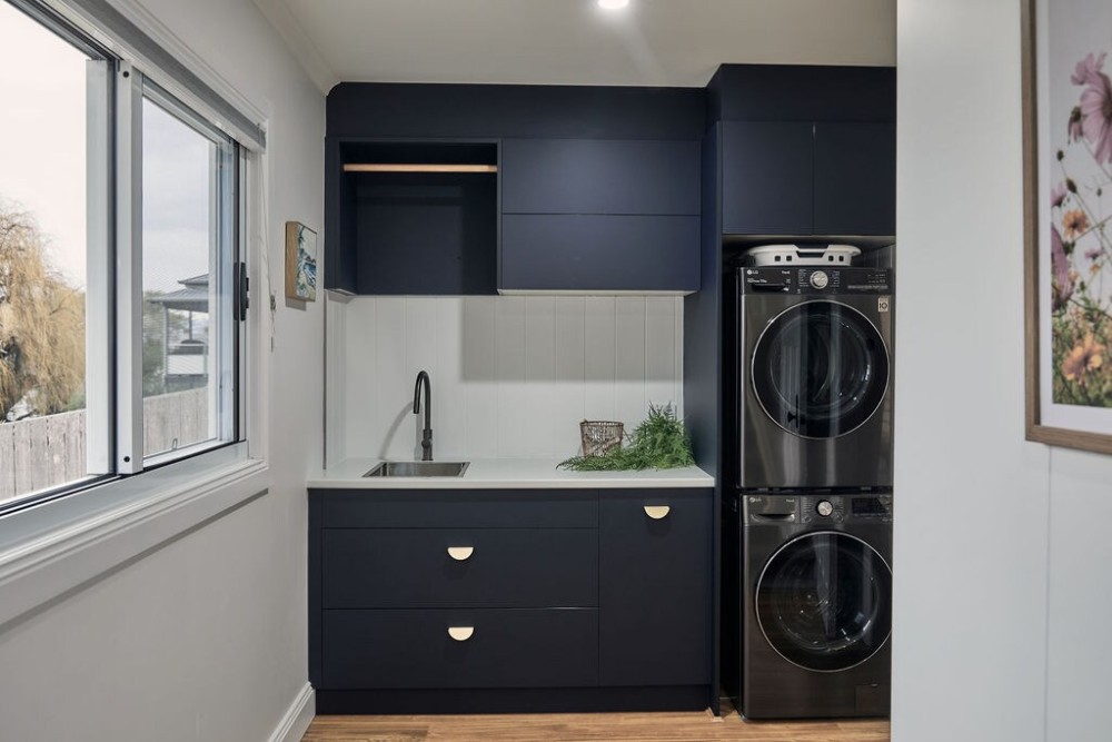 Luxury Family Home Near CBD + Gorge with Fireplace — photo 35