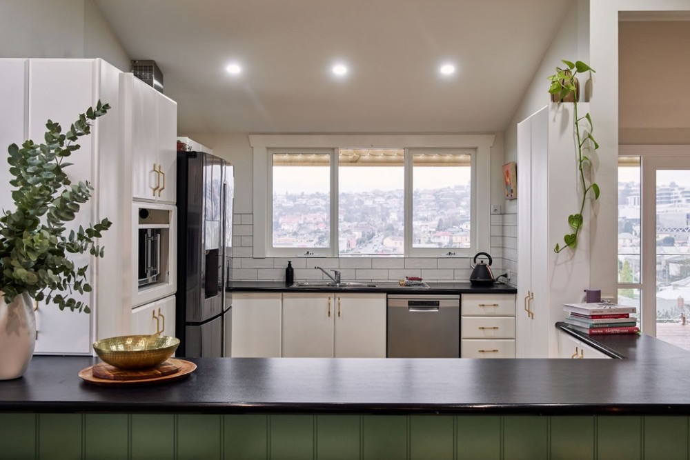 Luxury Family Home Near CBD + Gorge with Fireplace — photo 8