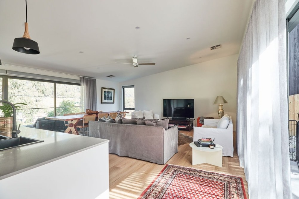 Luxury Retreat. Spacious, Modern + Family Friendly — photo 1