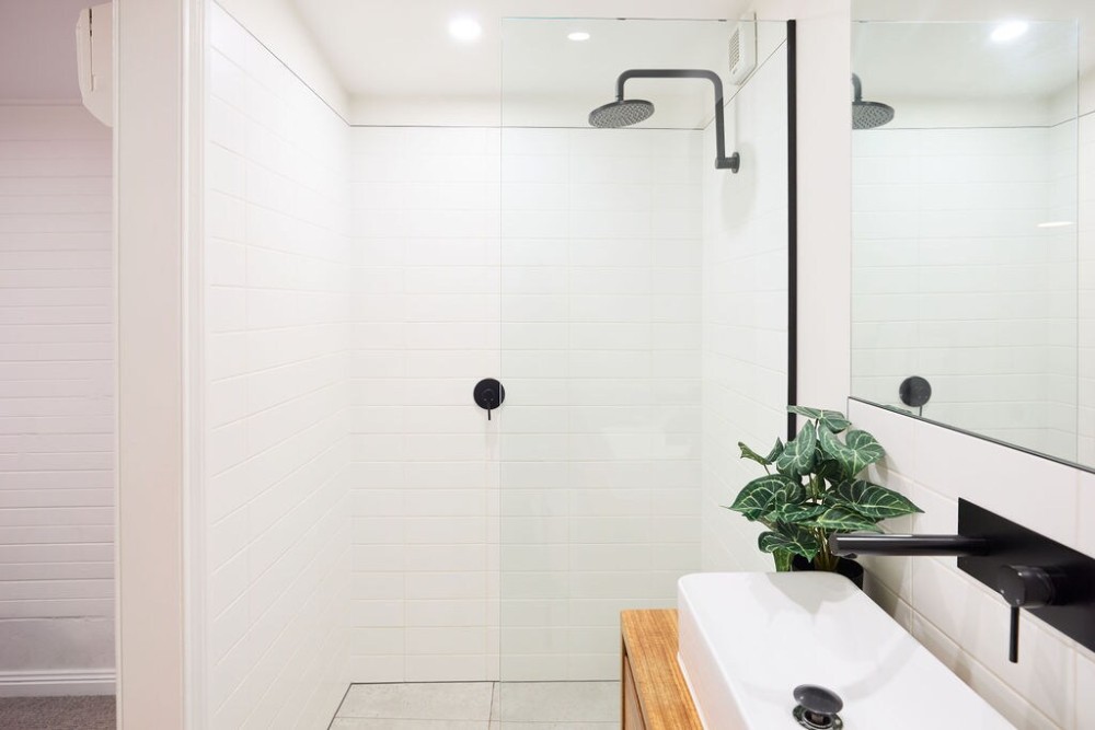 Light, Central & Spacious | Parking Included — photo 30